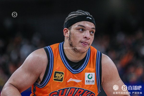 配资手机平台 洛夫顿手指戳伤提前离场！卢伟：还不清楚情况 需要进一步检查